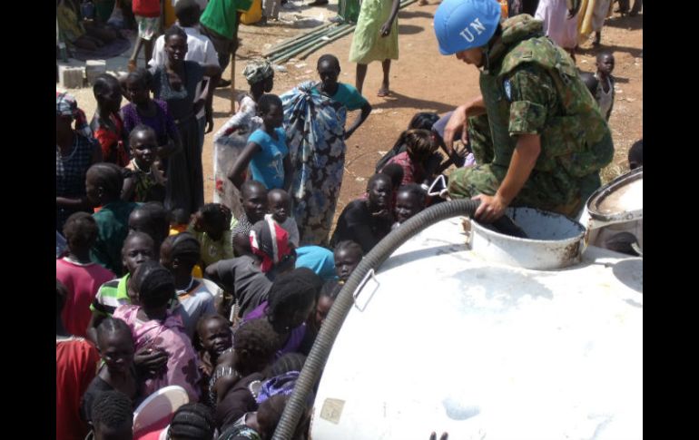 Voluntarios hacen lo posible por abastecer de agua potable y comida a los miles de afectados. AFP / UNMISS