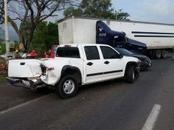 El tracto camión circulaba a exceso de velocidad cuando perdió el control e impactó a la patrulla y a tres vehículos particulares EL INFORMADOR /