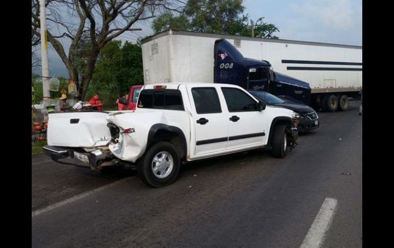 El tracto camión circulaba a exceso de velocidad cuando perdió el control e impactó a la patrulla y a tres vehículos particulares EL INFORMADOR /