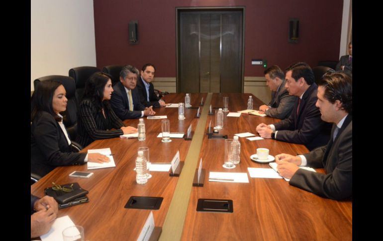 Imagen de la reunión entre el PRD y el secretario de Gobernación, Miguel Ángel Osorio Chong. TWITTER / @Ale_BarralesM