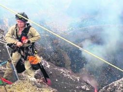 Sam Cossman, cineasta, se prepara al descenso en el Masaya, cuya temperatura interior se estima en mil 50 grados Celsius. ESPECIAL /