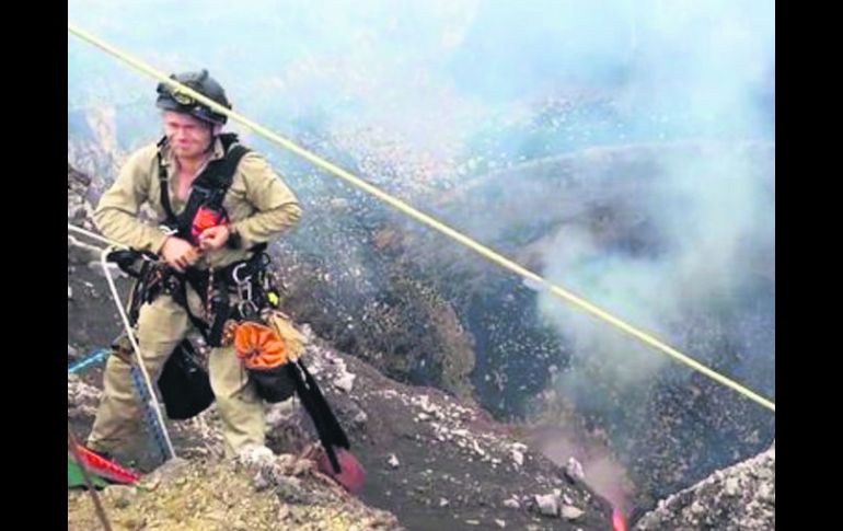 Sam Cossman, cineasta, se prepara al descenso en el Masaya, cuya temperatura interior se estima en mil 50 grados Celsius. ESPECIAL /