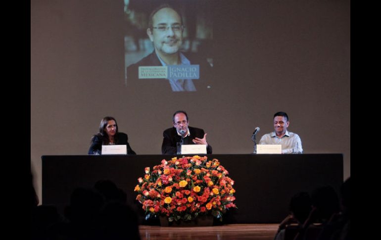 Ana García (i), Ignacio Padilla (c) y Jorge Fernández, participan en la charla 'Protagonistas de la literatura mexicana'. EFE / S. Gutiérrez