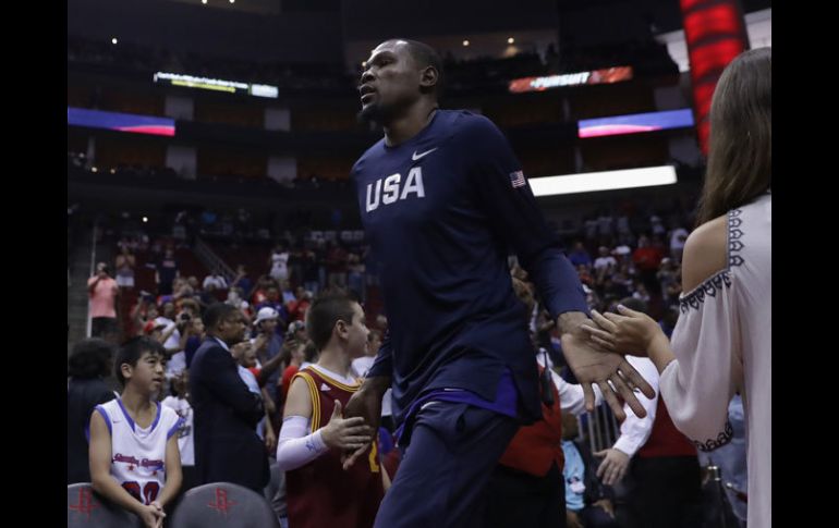 Kevin Durant comanda al equipo norteamericano para lograr el oro en basquetbol varonil. AFP / R.Martínez