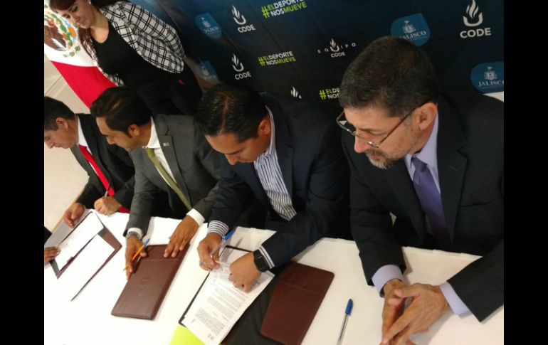 Imagen de la firma de convenio entre el Code y las universidades. TWITTER / @codejalisco