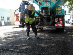 Un trabajador utiliza la 'Velocity Patching', que expulsa el material a 150 km por hora, lo que provoca mayor adherencia. EL INFORMADOR / M. Vargas