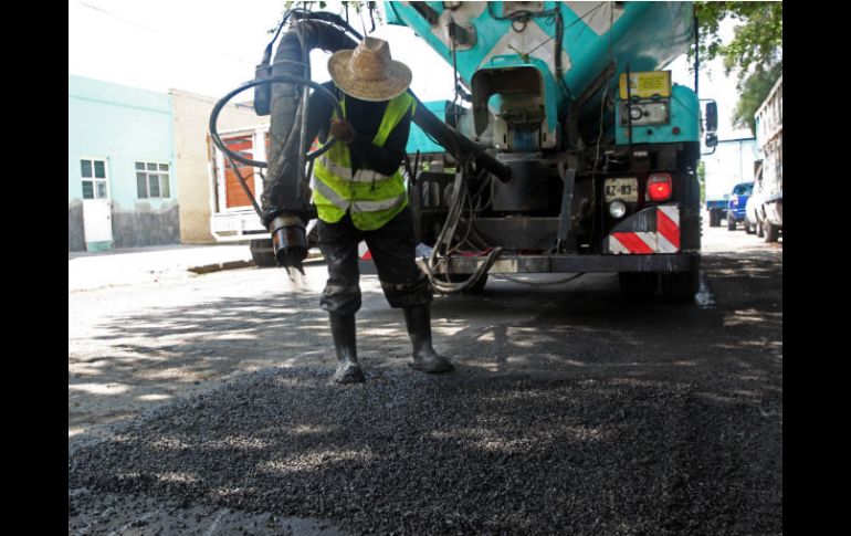 Un trabajador utiliza la 'Velocity Patching', que expulsa el material a 150 km por hora, lo que provoca mayor adherencia. EL INFORMADOR / M. Vargas