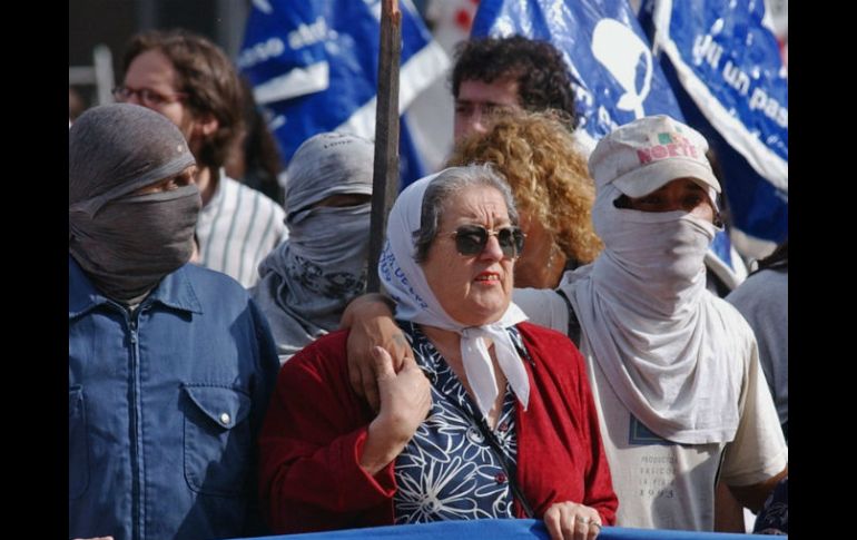 'Nos podrán poner presas, pero lo que no podrán poner preso es el pensamiento', dice Bonafini ante cientos de seguidores. AP / ARCHIVO