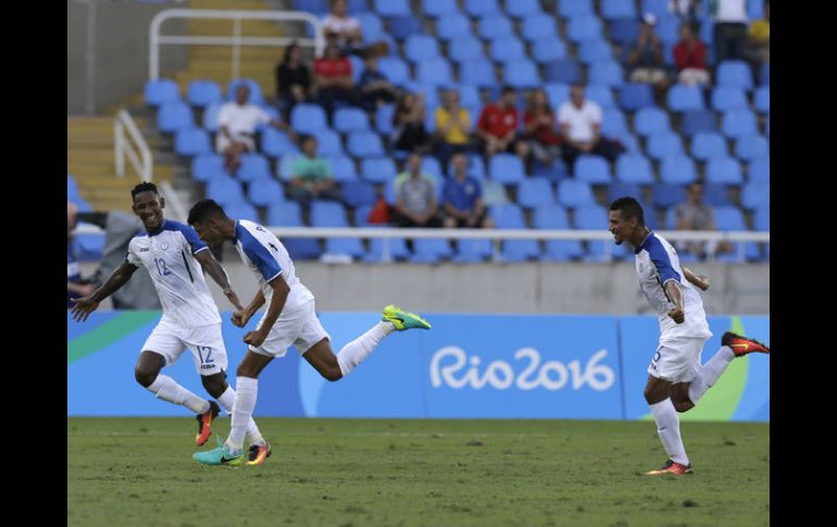 Los jugadores de Honduras celebran una de las anotaciones en el partido. AP / L. Correa