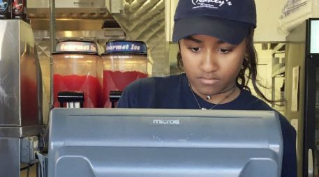 Sasha Obama ha tratado de pasar desapercibida, con la gorra del restaurante bien calada e identificándose con su nombre completo. AP / C. Evans