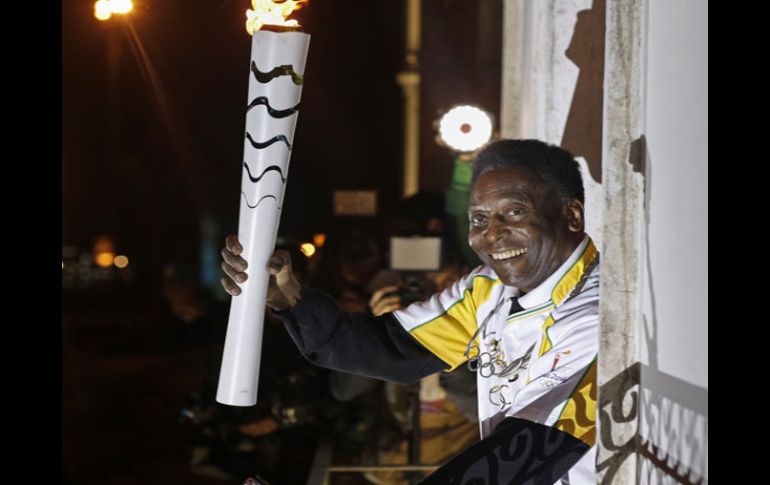 Pelé sería el encargado de portar la antorcha hacía el pebetero. AFP / A.Mello