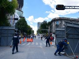 La víspera, un juez ordenó retirar las vallas que bloquean el paso vehicular en las inmediaciones de la Segob. NTX / ESPECIAL