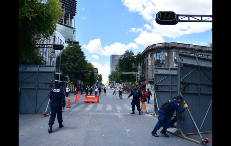 La víspera, un juez ordenó retirar las vallas que bloquean el paso vehicular en las inmediaciones de la Segob. NTX / ESPECIAL