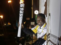 Pelé asió la antorcha en la ciudad de Santos, desde el balcón del museo que lleva su nombre hace un par de semanas. AFP / ARCHIVO