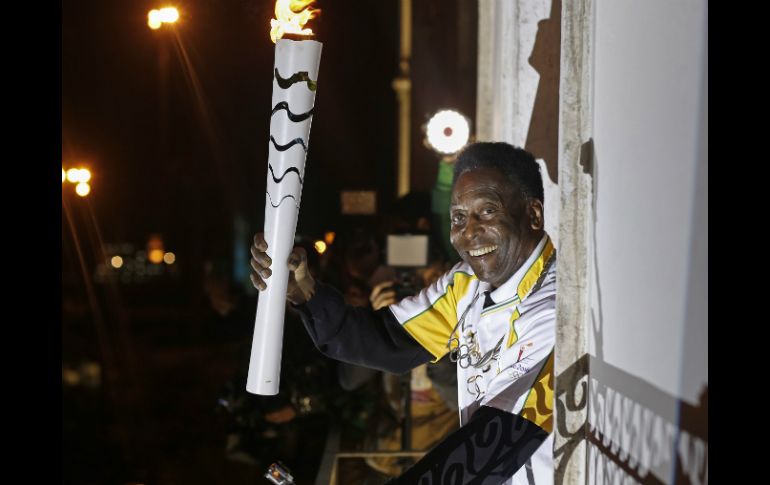 Pelé asió la antorcha en la ciudad de Santos, desde el balcón del museo que lleva su nombre hace un par de semanas. AFP / ARCHIVO