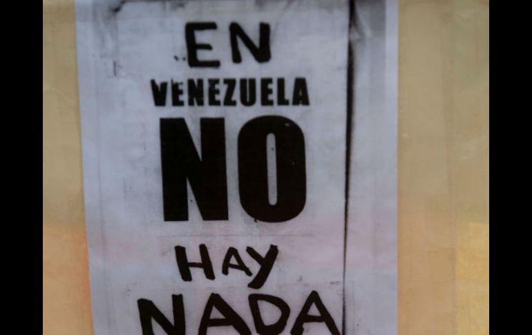 La madera, el aluminio y otros elementos son de difícil consecución en el país, el cual enfrenta una terrible crisis. AP / ARCHIVO