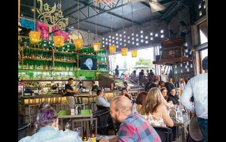 El sitio goza de un salón, una terraza que es área de fumar y un tipo tapanco. ESPECIAL / CORTESÍA