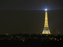 La Torre Eiffel, el monumento de pago más visitado del mundo, recibe diario en promedio entre 15 y 20 mil turistas. AFP / ARCHIVO