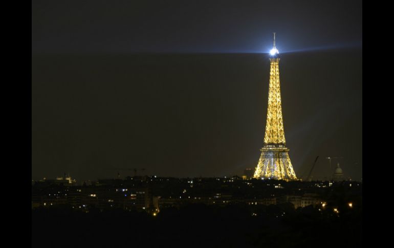 La Torre Eiffel, el monumento de pago más visitado del mundo, recibe diario en promedio entre 15 y 20 mil turistas. AFP / ARCHIVO