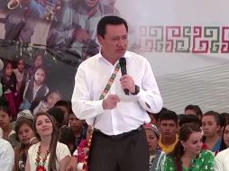 Osorio Chong durante la firma de un convenio en Nayarit para promover una política de población intercultural. TWITTER / @osoriochong