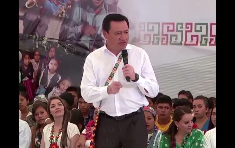 Osorio Chong durante la firma de un convenio en Nayarit para promover una política de población intercultural. TWITTER / @osoriochong