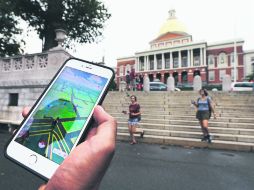 La fiebre desatada por el juego lleva a sus jugadores a buscar pokemones en sitios insospechados, como monumentos o museos. AP /