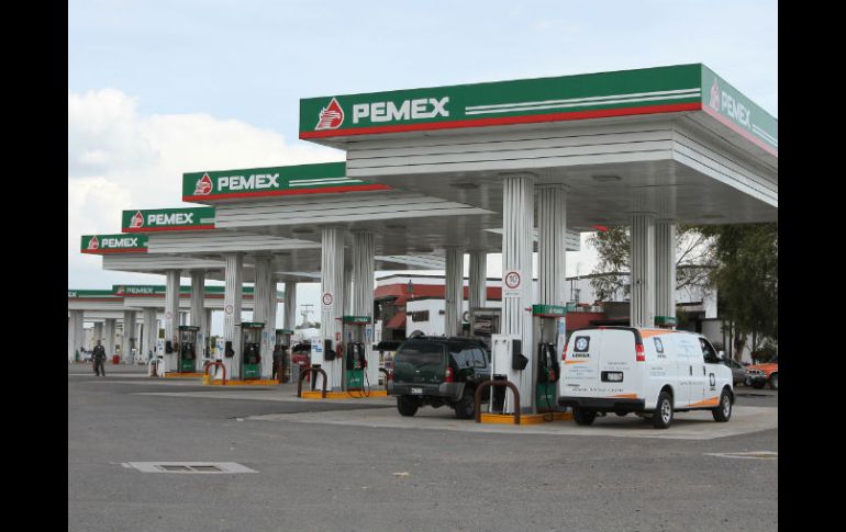 Este lunes vino otro golpe a los bolsillos de los mexicanos, el precio de la Magna subió a 13.96 pesos el litro y la Premium a 13.98. EL INFORMADOR / ARCHIVO