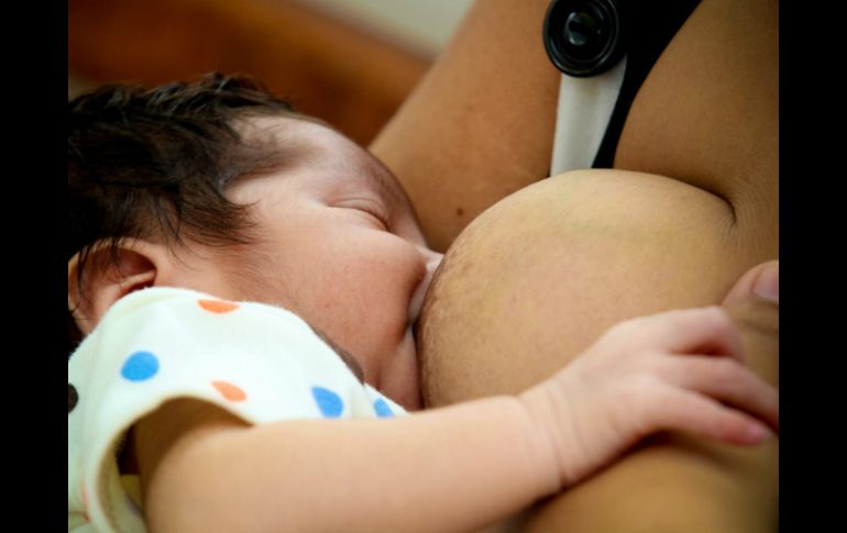 Un recién nacido no amamantado consume en promedio seis latas de leche de fórmula en los primeros dos meses de vida. NTX / ARCHIVO