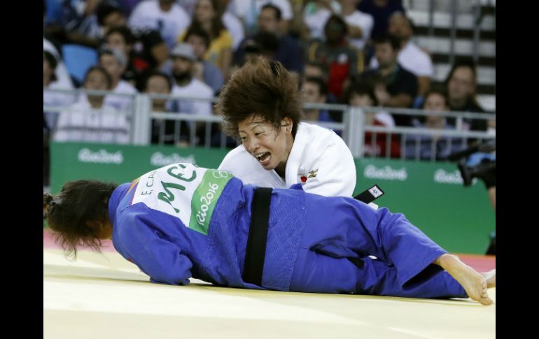 Edna Carrillo cae frente a la japonesa Ami Kondo. AFP / J. Guez