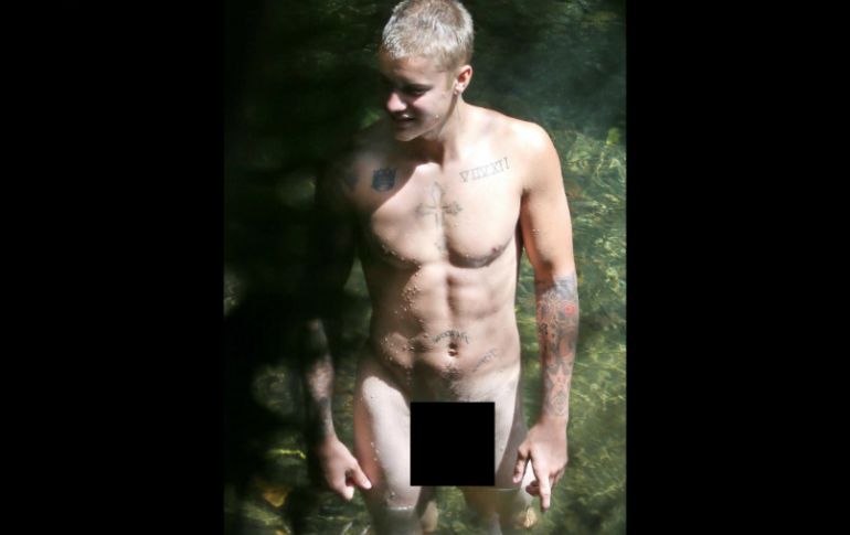 Justin es visto totalmente desnudo caminando por los paradisiacos paisajes de Hawái . TWITTER /