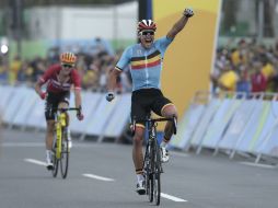 Van Avermaet bate en un ''sprint'' sin emoción al danés Jacob Fuglsang y al polaco Rafal Majka. AP / V. R. Caivano