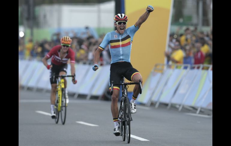 Van Avermaet bate en un ''sprint'' sin emoción al danés Jacob Fuglsang y al polaco Rafal Majka. AP / V. R. Caivano