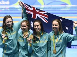 Las australianas reciben su medalla de oro. AFP / C. Simon