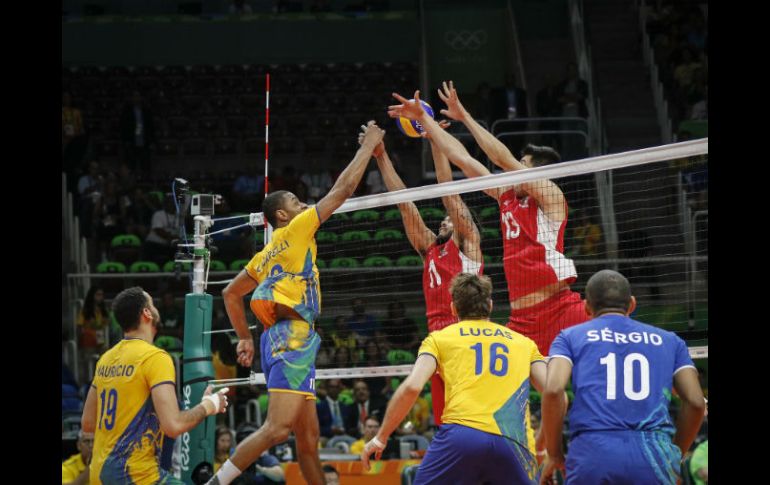 El panorama no cambió en el cuarto set cuando Brasil sentenció el juego con parcial de 25-18. MEXSPORT / A. Horta