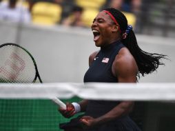 Serena feliz tras ganar un punto en el partido. AFP / R.Schmidt