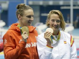 La española feliz con su medalla de bronce. EFE / Lavandeira