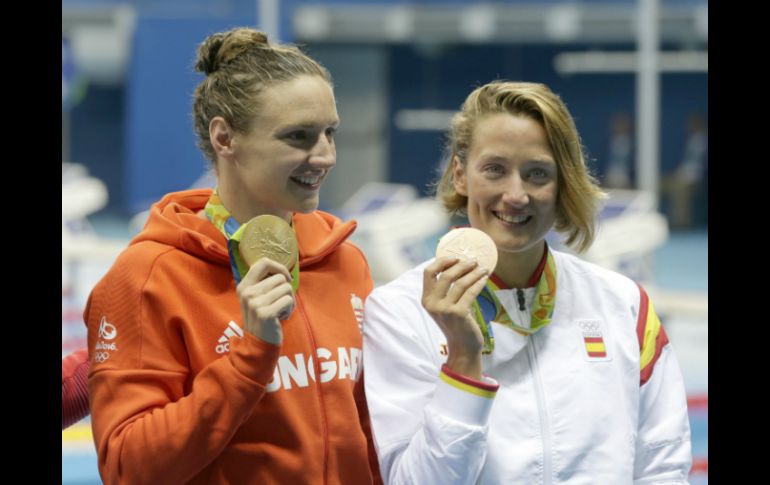 La española feliz con su medalla de bronce. EFE / Lavandeira