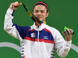 A Hsu Shu-Ching, le bastó con levantar 112 kilos para colgarse el oro tras haber sido plata hace cuatro años en Londres. AFP / G. Hin