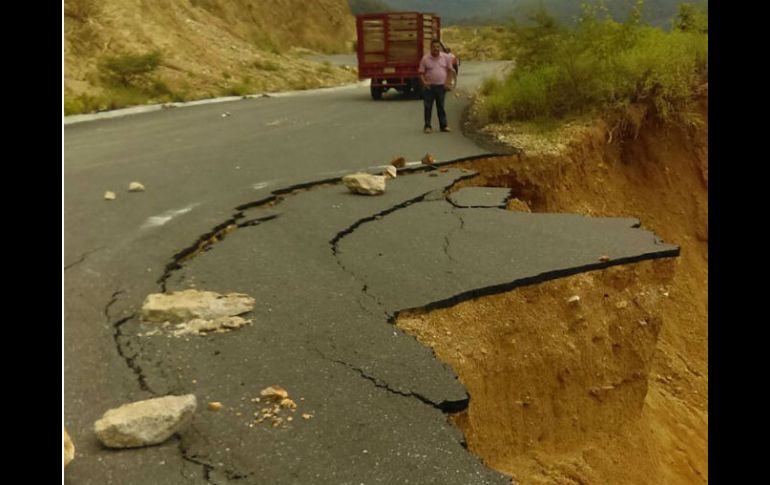 Reportan crecimiento de 11 ríos, 39 árboles caídos y 10 derrumbes en carreteras. EFE /