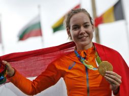 Anna van der Breggen feliz con la medalla de oro. EFE / Y. Valat