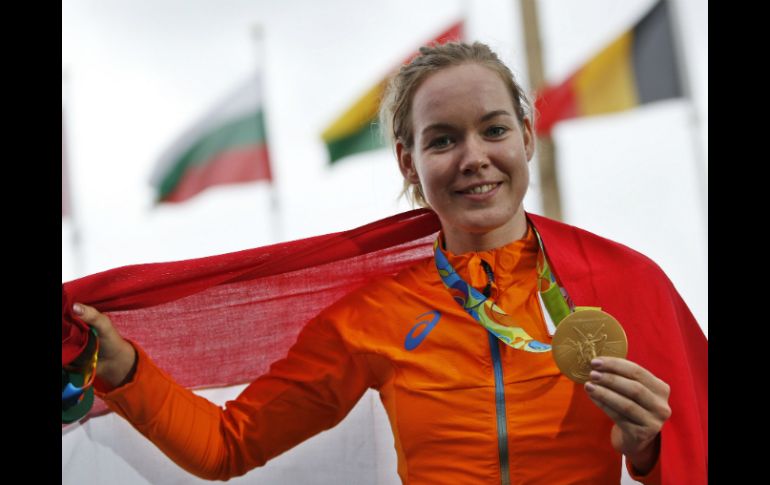 Anna van der Breggen feliz con la medalla de oro. EFE / Y. Valat