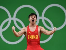 Long Qingquan se adjudicó la medalla de oro en la categoría de 56 kilogramos del levantamiento de pesas. AFP / G. Chai Hin