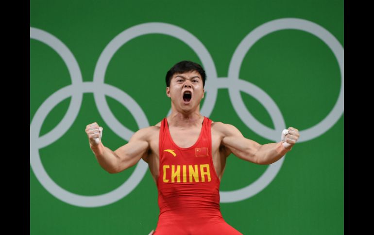 Long Qingquan se adjudicó la medalla de oro en la categoría de 56 kilogramos del levantamiento de pesas. AFP / G. Chai Hin