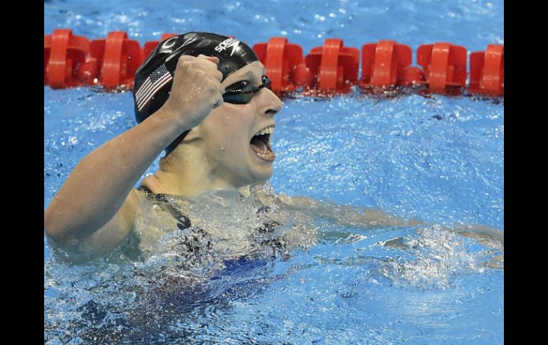 La prodigiosa nadadora, que dominó de principio a fin la prueba, paró el cronómetro a los 3:56.46 minutos. AP / M. Meissner