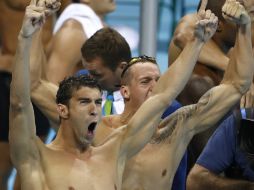 Michael Phelps fue el segundo del relevo y consiguió una buena ventaja para el equipo estadounidense. AFP /