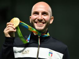 El italino luce feliz con su medalla de oro. AFP / P.Guyot