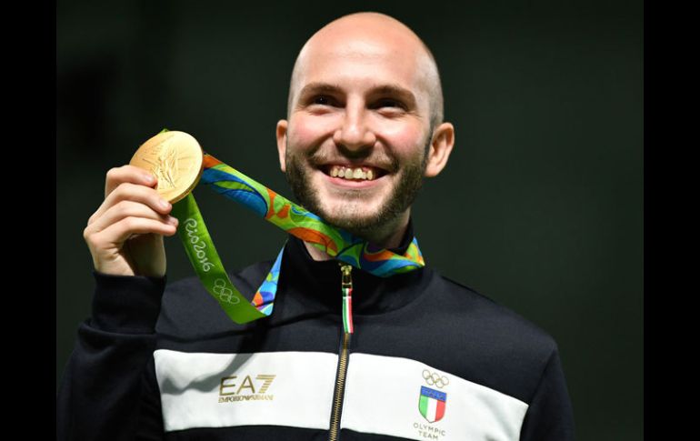 El italino luce feliz con su medalla de oro. AFP / P.Guyot