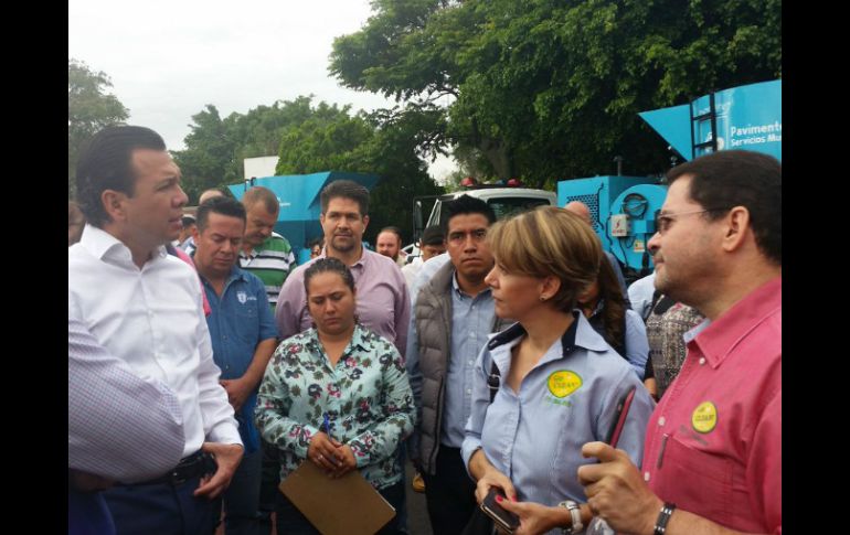 Vecinos externan sus quejas al presidente  municipal Pablo Lemus. TWITTER / @zapopanprensa