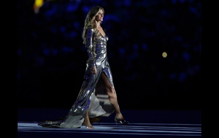 Gisele Bündchen desfiló en el escenario de la ceremonia mientras sonaba este clásico del repertorio brasileño. TWITTER / @rio2016_es