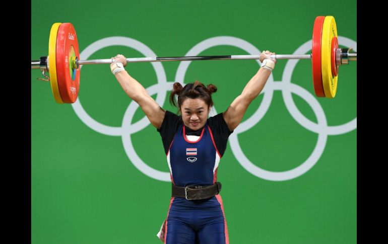 Sukanya Srisurat impuso nuevo récord olímpico al levantar 240 kilos totales. AFP / G. Chai Hin